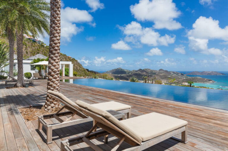Sunny Villa Olive deck with loungers and sea horizon