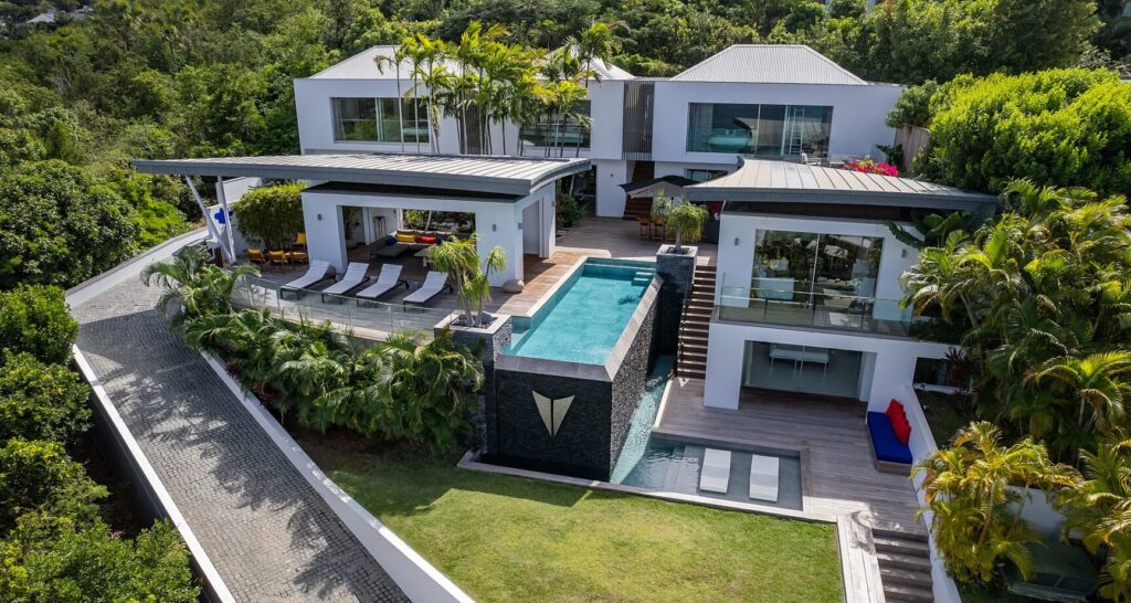 Modern Villa Wings St. Barts with infinity pool.